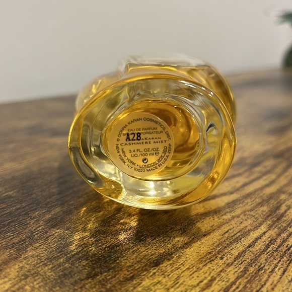 Donna Karan cashmere mist eau de parfum 3.4 fl oz. Never sprayed - Picture 2 of 2
